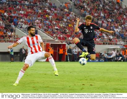 16.09.2015, Fussball Championsleague 2015 2016, Vorrunde, 1.Spieltag, FC Bayern München - Olympiakos Piräus, im Stadion Georgios Karaiskakis, Piräus (Griechenland). v.li: Dimitrios Siovas (Piräus) gegen Thomas Müller (FC Bayern München). 