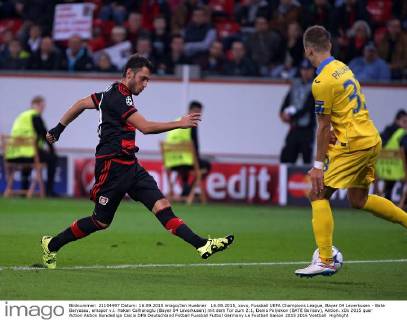16.09.2015, xovx, Fussball UEFA Champions League, Bayer 04 Leverkusen - Bate Baryssau, emspor v.l. Hakan Calhanoglu (Bayer 04 Leverkusen) mit dem Tor zum 2:1, Denis Polyakov (BATE Borisov), Aktion.