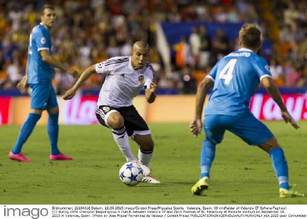 Valencia, Spain. 08 midfielder of Valencia CF Sofiane Feghouli (C) during UEFA champion league group H match between Valencia CF and Zenit Football of St. Peterburg at Mestalla stadium on September 16, 2015 in Valencia, Spain. (Photo by Jose Miguel Fernandez de Velasco Cordon Press)