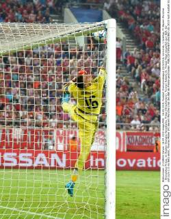 16.09.2015, Fussball Championsleague 2015 2016, Vorrunde, 1.Spieltag, FC Bayern München - Olympiakos Piräus, im Stadion Georgios Karaiskakis, Piräus (Griechenland). Torwart Roberto (li, Piräus) fliegt vergeblich zum Ball, der sich zum 1:0 ins Netz senkt, Thomas Müller (FC Bayern München) hat den Ball als Flanke geschossen. 