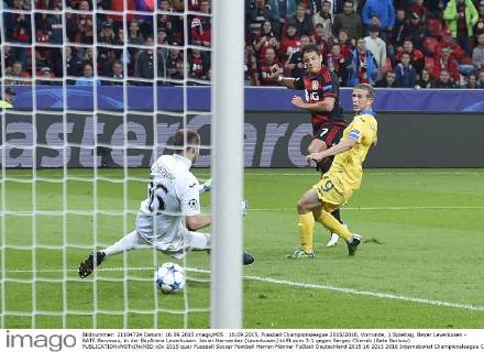 16.09.2015, Fussball Championsleague 2015 2016, Vorrunde, 1.Spieltag, Bayer Leverkusen - BATE Baryssau, in der BayArena Leverkusen. Javier Hernandez (Leverkusen) trifft zum 3:1 gegen Sergey Chernik (Bate Borisov) 
