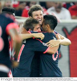 Piraeus l-r: Torjubel von Philipp Lahm 21 (FC Bayern Muenchen), Thomas Mueller 25 (FC Bayern Muenchen) und Thiago Alcantara 6 (FC Bayern Muenchen), Olympiakos Piraeus vs. FC Bayern Muenchen, Fussball, Champions League, 16.09.2015 , Copyright: Kolbert Eibner-Pressefoto EP_CKT