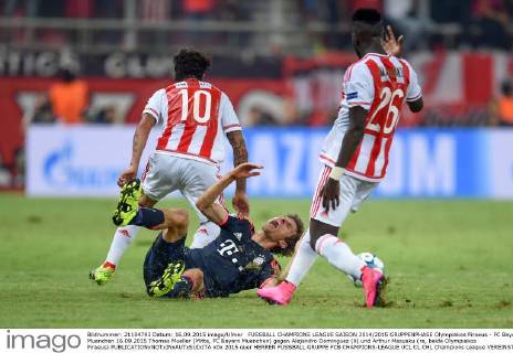 FUSSBALL CHAMPIONS LEAGUE SAISON 2014 2015 GRUPPENPHASE Olympiakos Piraeus - FC Bayern Muenchen 16.09.2015 Thomas Mueller (Mitte, FC Bayern Muenchen) gegen Alejandro Dominguez (li) und Arthur Masuaku (re, beide Olympiakos Piraeus) 