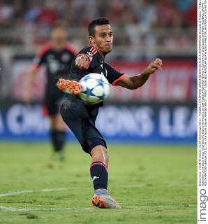FUSSBALL CHAMPIONS LEAGUE SAISON 2014 2015 GRUPPENPHASE Olympiakos Piraeus - FC Bayern Muenchen 16.09.2015 Thiago Alcantara (FC Bayern Muenchen) am Ball 