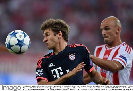 FUSSBALL CHAMPIONS LEAGUE SAISON 2014 2015 GRUPPENPHASE Olympiakos Piraeus - FC Bayern Muenchen 16.09.2015 Thomas Mueller (li, FC Bayern Muenchen) gegen Esteban Cambiasso (re, Olympiakos Piraeus) 