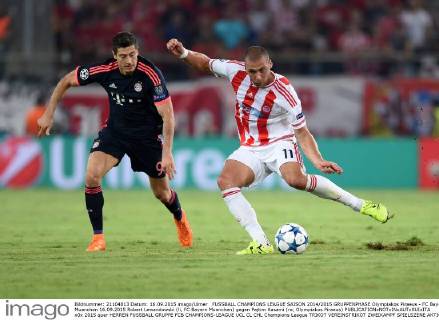 FUSSBALL CHAMPIONS LEAGUE SAISON 2014 2015 GRUPPENPHASE Olympiakos Piraeus - FC Bayern Muenchen 16.09.2015 Robert Lewandowski (li, FC Bayern Muenchen) gegen Pajtim Kasami (re, Olympiakos Piraeus) 