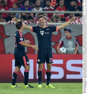 FUSSBALL CHAMPIONS LEAGUE SAISON 2014 2015 GRUPPENPHASE Olympiakos Piraeus - FC Bayern Muenchen 16.09.2015 Torjubel nach dem 0:1: Philipp Lahm und Torschuetze Thomas Mueller (v.l., beide FC Bayern Muenchen) 