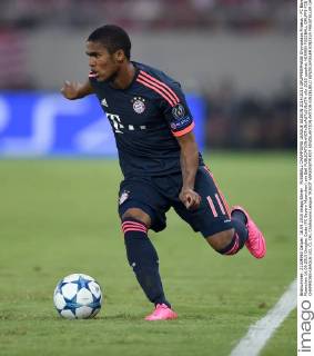 FUSSBALL CHAMPIONS LEAGUE SAISON 2014 2015 GRUPPENPHASE Olympiakos Piraeus - FC Bayern Muenchen 16.09.2015 Douglas Costa (FC Bayern Muenchen) am Ball 