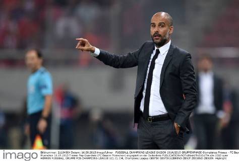 FUSSBALL CHAMPIONS LEAGUE SAISON 2014 2015 GRUPPENPHASE Olympiakos Piraeus - FC Bayern Muenchen 16.09.2015 Trainer Pep Guardiola (FC Bayern Muenchen) engagiert an der Seitenlinie 