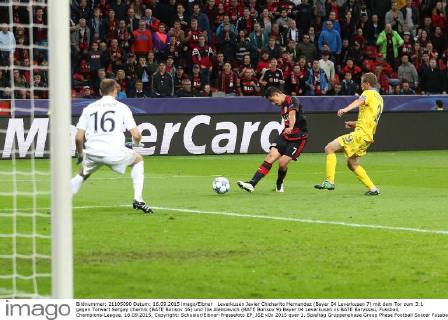 Leverkusen Javier Chicharito Hernandez (Bayer 04 Leverkusen 7) mit dem Tor zum 3:1 gegen Torwart Sergey Chernik (BATE Borisov 16) und Ilia Aleksievich (BATE Borisov 9) Bayer 04 Leverkusen vs BATE Baryssau, Fussball, Champions-League, 16.09.2015, Copyright: Schueler Eibner-Pressefoto EP_JSE