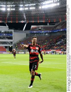Fussball, UEFA Champions League, Herren, Saison 2015 2016, Gruppe E, 1. Spieltag, BayArena Leverkusen, Bayer Leverkusen (rot) - BATE Borisov (gelb); Jubel Chicharito (Leverkusen) nach seinem Tor zum 3:1. Jubel, Freude, Aktion, Einzelbild.