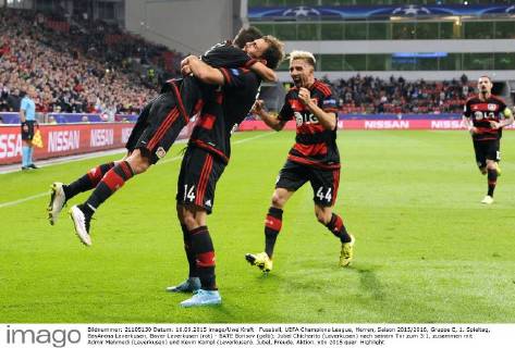 Fussball, UEFA Champions League, Herren, Saison 2015 2016, Gruppe E, 1. Spieltag, BayArena Leverkusen, Bayer Leverkusen (rot) - BATE Borisov (gelb); Jubel Chicharito (Leverkusen) nach seinem Tor zum 3:1, zusammen mit Admir Mehmedi (Leverkusen) und Kevin Kampl (Leverkusen). Jubel, Freude, Aktion.