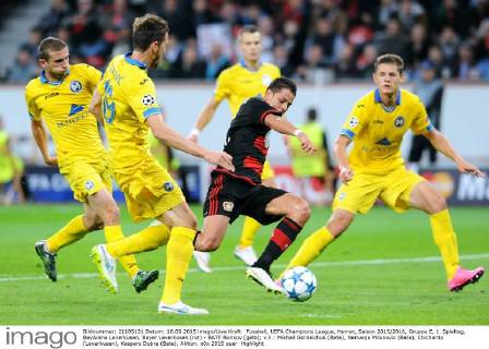 Fussball, UEFA Champions League, Herren, Saison 2015 2016, Gruppe E, 1. Spieltag, BayArena Leverkusen, Bayer Leverkusen (rot) - BATE Borisov (gelb); v.li.: Mikhail Gordeichuk (Bate), Nemanja Milunovic (Bate), Chicharito (Leverkusen), Kaspars Dubra (Bate), Aktion.