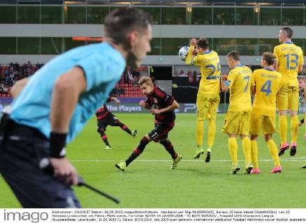 Handspiel von Filip MLADENOVIC, Borisov 25 beim Hakan CALHANOGLU, Lev 10 Freistoss Linienrichter mit Fahne, Pfeife siehts, Torrichter BAYER 04 LEVERKUSEN - FC BATE BORISOV , Fussball UEFA Champions League, Gruppenphase, Leverkusen, 16.09.2015 CL Saison 2015 2016,