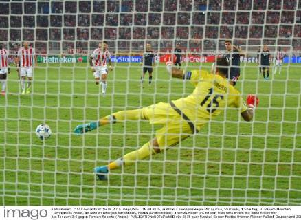 16.09.2015, Fussball Championsleague 2015 2016, Vorrunde, 1.Spieltag, FC Bayern München - Olympiakos Piräus, im Stadion Georgios Karaiskakis, Piräus (Griechenland). Thomas Müller (FC Bayern München) erzielt mit diesem Elfmeter das Tor zum 3:0 gegen Torwart Roberto (Piräus). 