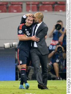 16.09.2015, Fussball Championsleague 2015 2016, Vorrunde, 1.Spieltag, FC Bayern München - Olympiakos Piräus, im Stadion Georgios Karaiskakis, Piräus (Griechenland). Nach dem Spiel herzt Trainer Pep Guardiola (re, FC Bayern München) seinen Joker-Torschützen Mario Götze (FC Bayern München). 