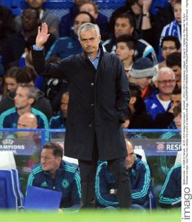 Football - 2015 2016 Champions League - Group G: Chelsea vs. Maccabi Tel Aviv Chelsea manager Jose Mourinho salutes the crowd at Stamford Bridge. COLORSPORT ANDREW COWIE 