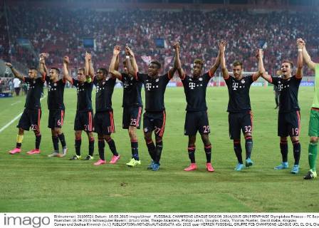 FUSSBALL CHAMPIONS LEAGUE SAISON 2014 2015 GRUPPENPHASE Olympiakos Piraeus - FC Bayern Muenchen 16.09.2015 Schlussjubel Bayern: Arturo Vidal, Thiago Alcantara, Philipp Lahm, Douglas Costa, Thomas Mueller, David Alaba, Kingsley Coman und Joshua Kimmich (v.l.) 