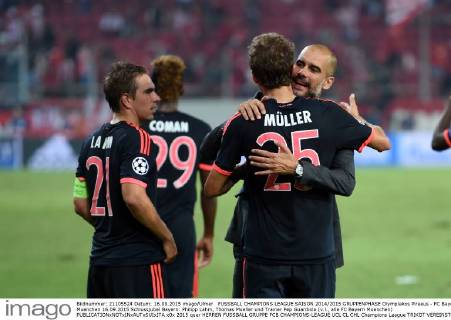 FUSSBALL CHAMPIONS LEAGUE SAISON 2014 2015 GRUPPENPHASE Olympiakos Piraeus - FC Bayern Muenchen 16.09.2015 Schlussjubel Bayern: Philipp Lahm, Thomas Mueller und Trainer Pep Guardiola (v.l., alle FC Bayern Muenchen) 