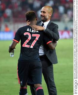 FUSSBALL CHAMPIONS LEAGUE SAISON 2014 2015 GRUPPENPHASE Olympiakos Piraeus - FC Bayern Muenchen 16.09.2015 Schlussjubel Bayern: David Alaba und Trainer Pep Guardiola (v.l., beide FC Bayern Muenchen) 