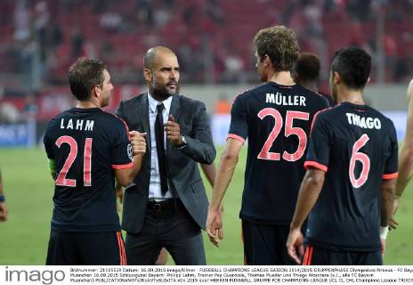 FUSSBALL CHAMPIONS LEAGUE SAISON 2014 2015 GRUPPENPHASE Olympiakos Piraeus - FC Bayern Muenchen 16.09.2015 Schlussjubel Bayern: Philipp Lahm, Trainer Pep Guardiola, Thomas Mueller und Thiago Alcantara (v.l., alle FC Bayern Muenchen) 