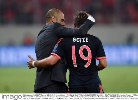 FUSSBALL CHAMPIONS LEAGUE SAISON 2014 2015 GRUPPENPHASE Olympiakos Piraeus - FC Bayern Muenchen 16.09.2015 Schlussjubel: Trainer Pep Guardiola (li) und Mario Goetze (re, beide FC Bayern Muenchen) 