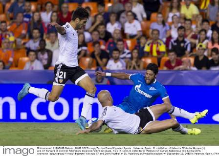 Valencia, Spain. 21 midfielder of Valencia CF Andre Gomes (L) and 07 Forward of Zenit St Petersburg Givanildo Vieira de Souza, Hulk (R) and 23 Defender of Valencia CF Aymen Abdennour (C) during UEFA champion league group H match between Valencia CF and Zenit Football of St. Peterburg at Mestalla stadium on September 16, 2015 in Valencia, Spain. (Photo by Jose Miguel Fernandez de Velasco Cordon Press)