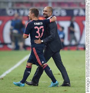 FUSSBALL CHAMPIONS LEAGUE SAISON 2014 2015 GRUPPENPHASE Olympiakos Piraeus - FC Bayern Muenchen 16.09.2015 Schlussjubel FC Bayern Muenchen; Trainer Pep Guardiola (re) umarmt Joshua Kimmich 
