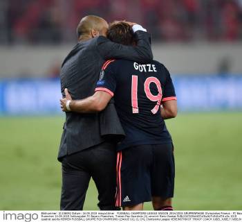 FUSSBALL CHAMPIONS LEAGUE SAISON 2014 2015 GRUPPENPHASE Olympiakos Piraeus - FC Bayern Muenchen 16.09.2015 Schlussjubel FC Bayern Muenchen; Trainer Pep Guardiola (li) umarmt Mario Goetze 