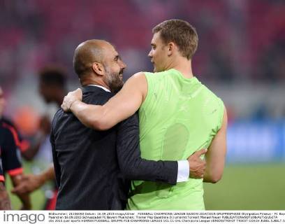 FUSSBALL CHAMPIONS LEAGUE SAISON 2014 2015 GRUPPENPHASE Olympiakos Piraeus - FC Bayern Muenchen 16.09.2015 Schlussjubel FC Bayern Muenchen; Trainer Pep Guardiola (li) umarmt Torwart Manuel Neuer 