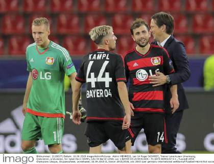 Admir MEHMEDI, Lev 14 Roger SCHMIDT, Trainer Leverkusen Umarmung, Gratulation, gratulieren, fair Jubel Kevin KAMPL, LEV 44 Bernd LENO, Lev 1 BAYER 04 LEVERKUSEN - FC BATE BORISOV 4-1 , Fussball UEFA Champions League, Gruppenphase, Leverkusen, 16.09.2015 CL Saison 2015 2016,