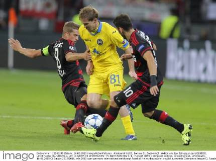 Aliaksandr HLEB, Borisov 81 Zweikampf , Aktion um den Ball gegen Lars BENDER, Lev 8 Hakan CALHANOGLU, Lev 10 BAYER 04 LEVERKUSEN - FC BATE BORISOV 4-1 , Fussball UEFA Champions League, Gruppenphase, Leverkusen, 16.09.2015 CL Saison 2015 2016,