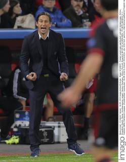 Roger SCHMIDT, Trainer Leverkusen gestikuliert und gibt Anweisungen, Aktion, Einzelbild, Gestik, Geste, Handbewegung, zeigen, deuten Ganzfigur, Aktion, Portrait, Einzelbild BAYER 04 LEVERKUSEN - FC BATE BORISOV 4-1 , Fussball UEFA Champions League, Gruppenphase, Leverkusen, 16.09.2015 CL Saison 2015 2016,