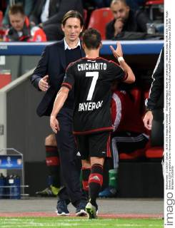 Championsleague: Bayer 04 Leverkusen - Bate Baryssau 16.09.2015. Trainer Roger Schmidt (LEV) gratuliert Javier Hernandez bei dessen Auswechslung. HM