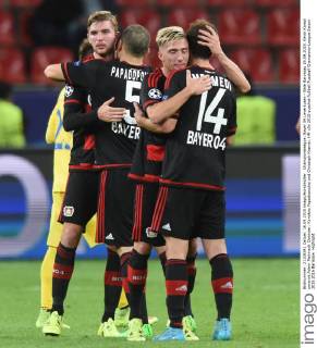 Championsleague: Bayer 04 Leverkusen - Bate Baryssau 16.09.2015. Kevin Kampl umarmt Admir Mehmedi. Dahinter: Kyriakos Papadopoulos und Christoph Kramer. HM