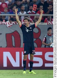 FUSSBALL CHAMPIONS LEAGUE SAISON 2014 2015 GRUPPENPHASE Olympiakos Piraeus - FC Bayern Muenchen 16.09.2015 JUBEL Thomas Mueller (FC Bayern Muenchen) nach seinem Tor zum 0-1 