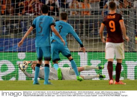 IPP20150916 Football - soccer: UEFA Champions League, AS Rom - Barcellona, parata di morgan de sanctis (Hinweis: Verwendung nur in Deutschland - only Germany) xHOCHxZWEIx xItalyxPhotoxPressx 