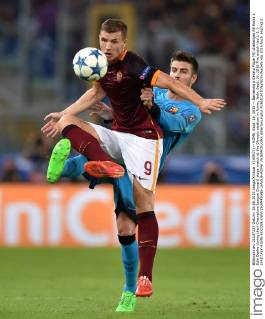 (150917) -- ROME, Sept. 16, 2015 -- Barcelona s Gerard Pique (R) challenges AS Roma s Edin Dzeko during their Champions League Group E stage match at the Olympic stadium in Rome, Italy, Sept. 16, 2015.The match tied 1-1. ) (SP)ITALY-ROME-SOCCER-UEFA CHAMPIONS LEAGUE-ROMA VS BARCELONA AlbertoxLingria 