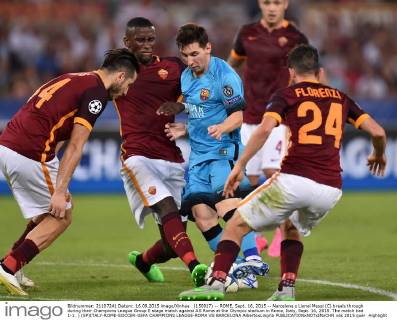(150917) -- ROME, Sept. 16, 2015 -- Narcelona s Lionel Messi (C) breals through during their Champions League Group E stage match against AS Roma at the Olympic stadium in Rome, Italy, Sept. 16, 2015. The match tied 1-1. ) (SP)ITALY-ROME-SOCCER-UEFA CHAMPIONS LEAGUE-ROMA VS BARCELONA AlbertoxLingria 