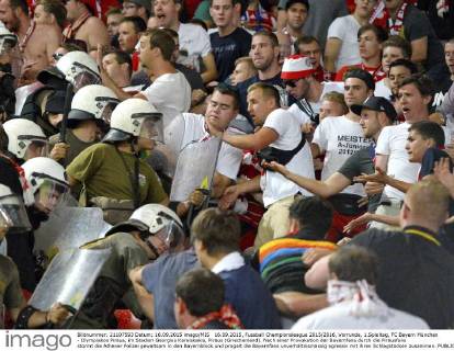 16.09.2015, Fussball Championsleague 2015 2016, Vorrunde, 1.Spieltag, FC Bayern München - Olympiakos Piräus, im Stadion Georgios Karaiskakis, Piräus (Griechenland). Nach einer Provokation der Bayernfans durch die Piräusfans stürmt die Athener Polizei gewaltsam in den Bayernblock und prügelt die Bayernfans unverhältnismässig agressiv mit ihren Schlagstöcken zusammen. 