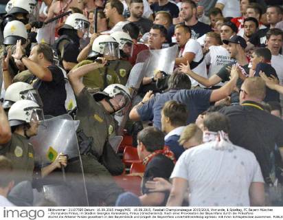 16.09.2015, Fussball Championsleague 2015 2016, Vorrunde, 1.Spieltag, FC Bayern München - Olympiakos Piräus, im Stadion Georgios Karaiskakis, Piräus (Griechenland). Nach einer Provokation der Bayernfans durch die Piräusfans stürmt die Athener Polizei gewaltsam in den Bayernblock und prügelt die Bayernfans unverhältnismässig agressiv mit ihren Schlagstöcken zusammen. 