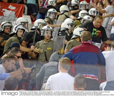 16.09.2015, Fussball Championsleague 2015 2016, Vorrunde, 1.Spieltag, FC Bayern München - Olympiakos Piräus, im Stadion Georgios Karaiskakis, Piräus (Griechenland). Nach einer Provokation der Bayernfans durch die Piräusfans stürmt die Athener Polizei gewaltsam in den Bayernblock und prügelt die Bayernfans unverhältnismässig agressiv mit ihren Schlagstöcken zusammen. 