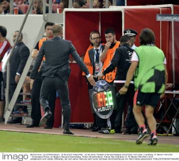 16.09.2015, Fussball Championsleague 2015 2016, Vorrunde, 1.Spieltag, FC Bayern München - Olympiakos Piräus, im Stadion Georgios Karaiskakis, Piräus (Griechenland). Trainer Pep Guardiola (li, FC Bayern München) rennt aufgebracht zum vierten Offiziellen, der sich seiner Meinung nach zuviel Zeit lässt die Einwechslung von Mario Götze abzuwickeln. 