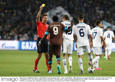 Kiew, 16.09.2015 - UEFA Champions League 2015 2016 - Dynamo Kiew vs FC Porto - Schiedsrichter Dr. Felix Brych zeigt Vincent Aboubakar die gelbe Karte - Copyright: RatynskyixViacheslav 423300