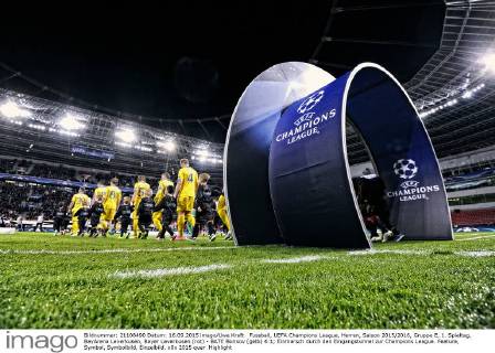 Fussball, UEFA Champions League, Herren, Saison 2015 2016, Gruppe E, 1. Spieltag, BayArena Leverkusen, Bayer Leverkusen (rot) - BATE Borisov (gelb) 4:1; Einmarsch durch den Eingangstunnel zur Champions League. Feature, Symbol, Symbolbild, Einzelbild.