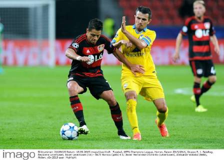 Fussball, UEFA Champions League, Herren, Saison 2015 2016, Gruppe E, 1. Spieltag, BayArena Leverkusen, Bayer Leverkusen (rot) - BATE Borisov (gelb) 4:1; Javier Hernandez Chicharito (Leverkusen), Aleksandr Volodko (Bate), Aktion.