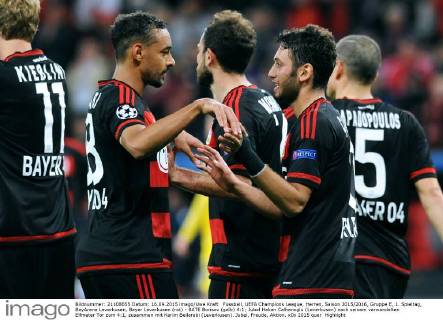 Fussball, UEFA Champions League, Herren, Saison 2015 2016, Gruppe E, 1. Spieltag, BayArena Leverkusen, Bayer Leverkusen (rot) - BATE Borisov (gelb) 4:1; Jubel Hakan Calhanoglu (Leverkusen) nach seinem verwandelten Elfmeter Tor zum 4:1, zusammen mit Karim Bellarabi (Leverkusen). Jubel, Freude, Aktion.