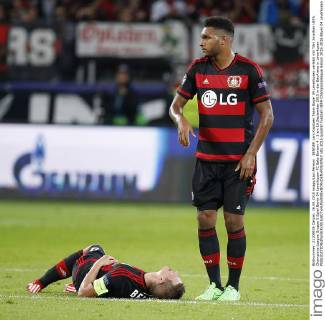 BENDER Lars Kapitaen Team Bayer 04 Leverkusen verletzt mit TAH Jonathan UEFA Champions League Gruppe E Spiel Bayer 04 Leverkusen-FC Bate Borisov 4 : 1 am 16.September 2015 in der BayArena in Leverkusen 