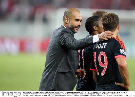 Piraeus Schlussjubel Chef-Trainer Pep Guardiola (FC Bayern Muenchen) umarmt Mario Goetze 19 (FC Bayern Muenchen), Olympiakos Piraeus vs. FC Bayern Muenchen, Fussball, Champions League, 16.09.2015 , Copyright: Kolbert Eibner-Pressefoto EP_CKT