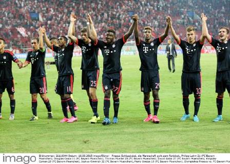 Piraeus Schlussjubel, die Mannschaft geht zum Fanblock, Philipp Lahm 21 (FC Bayern Muenchen), Douglas Costa 11 (FC Bayern Muenchen), Thomas Mueller 25 (FC Bayern Muenchen), David Alaba 27 (FC Bayern Muenchen), Kingsley Coman 29 (FC Bayern Muenchen), Joshua Kimmich 32 (FC Bayern Muenchen), Mario Goetze 19 (FC Bayern Muenchen), Olympiakos Piraeus vs. FC Bayern Muenchen, Fussball, Champions League, 16.09.2015 , Copyright: Kolbert Eibner-Pressefoto EP_CKT
